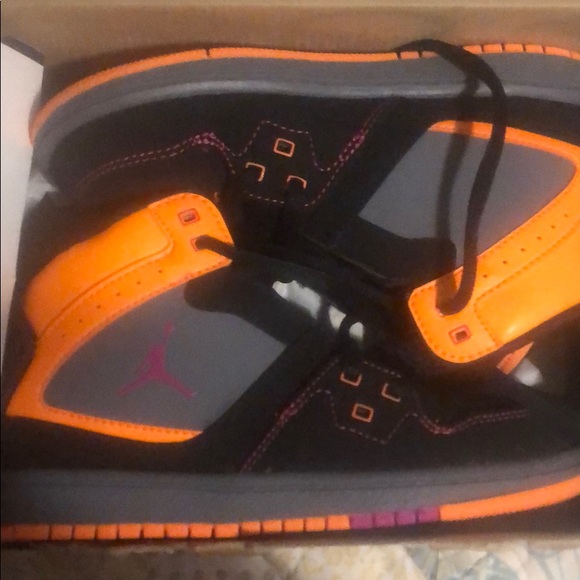 Brand new Girls Jordan 1 flight (ps) sneakers - Picture 6 of 8